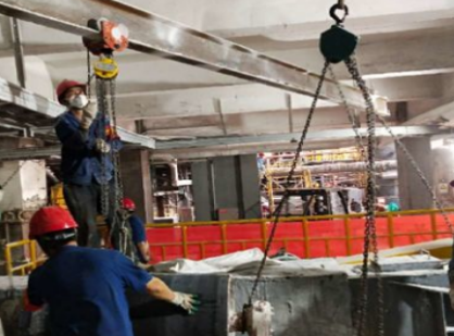 工廠成品車間使用手拉葫蘆吊運重物