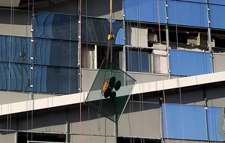 手拉葫蘆參與了石家莊京東超級體驗店玻璃幕墻吊裝工程